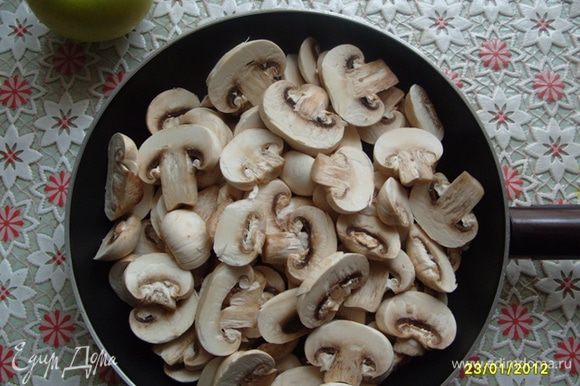 Хорошо помойте шампиньоны и снимите кожицу, нарежьте так, чтобы получилась характерная форма грибов (как на фото).