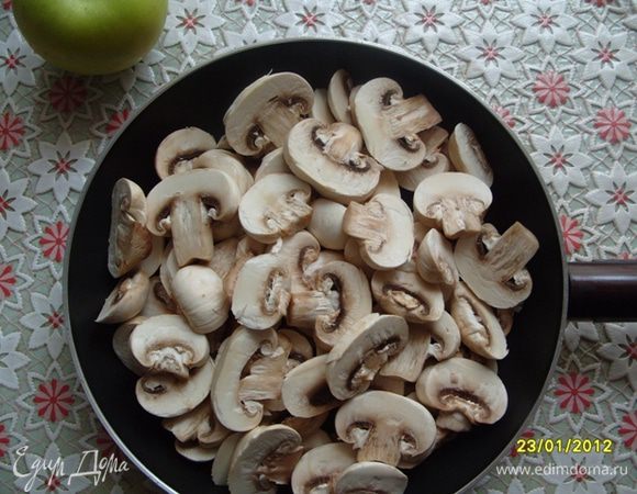 Хорошо помойте шампиньоны и снимите кожицу, нарежьте так, чтобы получилась характерная форма грибов (как на фото).