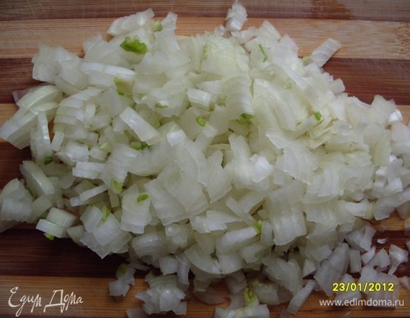 Мелко нарежьте лук.