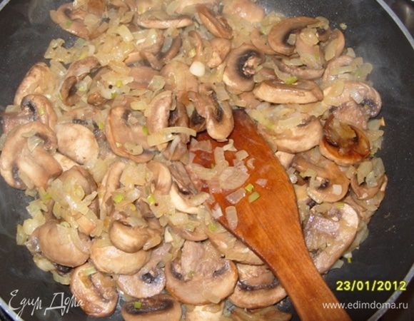 Грибы положите в сковордку без масла и выпарите всю жидкость, затем добавьте масло и нашинкованный лук, обжарьте лук с грибами до светло-золотистого цвета. Не солите.