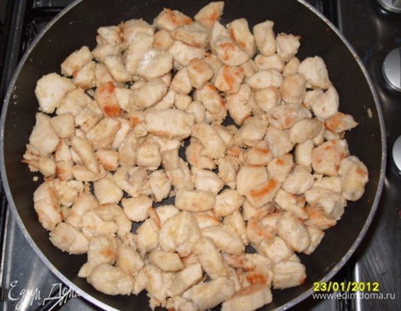 Филе курицы нарежьте некрупными кусочками, обжарьте на сливочном масле, посолите и добавьте 1 ст. л. муки и перемешайте.