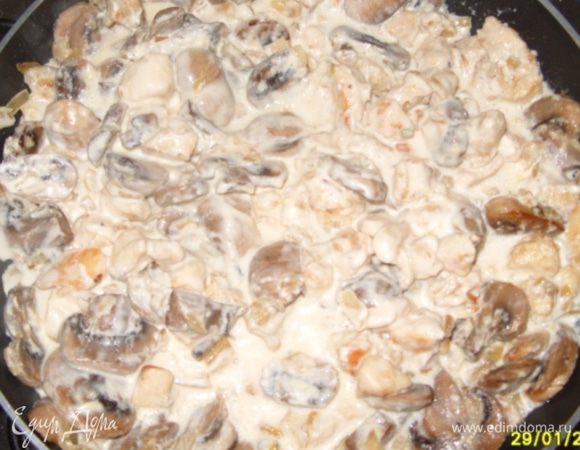 Соедините в сковороде грибы и курицу, добавьте сметану, 1–2 минуты подержите на огне, затем добавьте 4 ст. л. майонеза и 1 стакан молока. Перемешайте, подождите, пока выпарится молоко.
