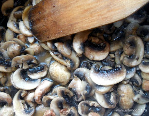 Шампиньоны промыть, обсушить, нарезать и обжарить в сковороде с добавлением небольшого количества масла, 4-5 минут. 