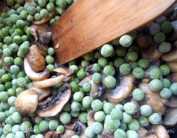 Добавить зеленый горошек, предварительно не размораживая, прогревать еще несколько минут. 