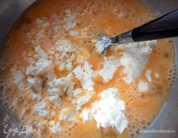 Яйца слегка взбить вилкой, немного присолив по желанию. Добавить примерно половину феты и хорошо размешать. 