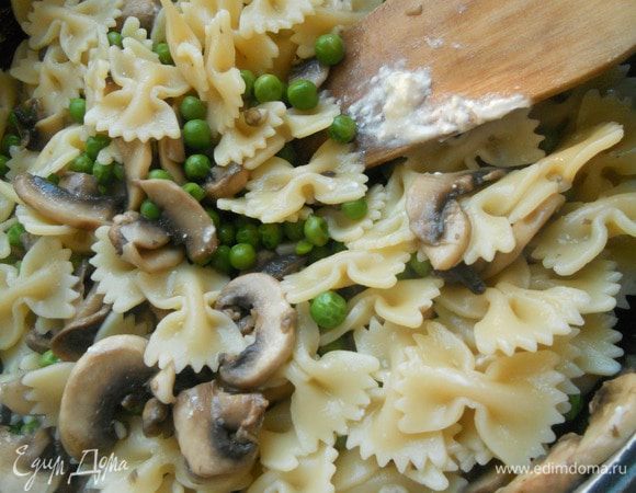 Пасту отварить до состояния al-dente, немного остудить и соединить с шампиньонами и горошком. 