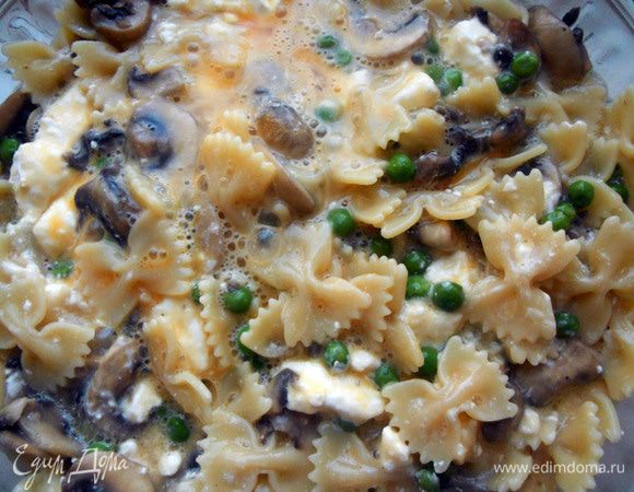 Жаропрочную форму слегка смазать маслом, выложить пасту, горошек и грибы.  Залить яично-сырной смесью и равномерно распределить по поверхности, слегка перемешивая вилкой ингредиенты. Отправить в предварительно разогретую до 180С+- духовку, минут на 15.