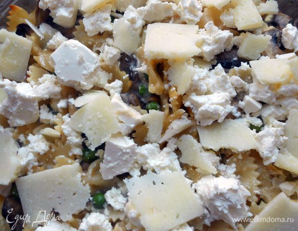 Достать из духовки, присыпать оставшейся фетой и пармезаном. Вернуть в духовку еще минут на 10-15, после чего огонь выключить. Дать фриттате немного остыть, после чего можно нарезать и подавать! 