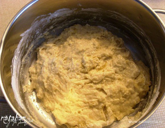 В кастрюле приготовить опару: смешать венчиком теплую сыворотку, сахар, свежие дрожжи и 2 ст.л. муки. Поставить в теплое место на 15-20 минут до образования "дрожжевой пенной шапочки". Добавить соль, яйцо, масло и муку подмешивать по частям.