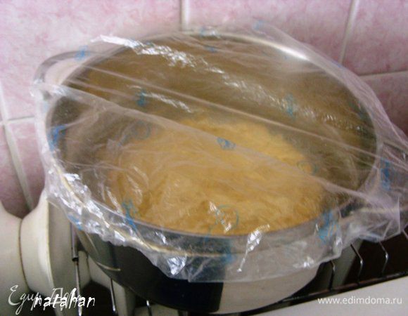 Накрыть кастрюлю целлофановой "шапочкой" и поставить в теплое место (у меня - на батарею) на 1 час.