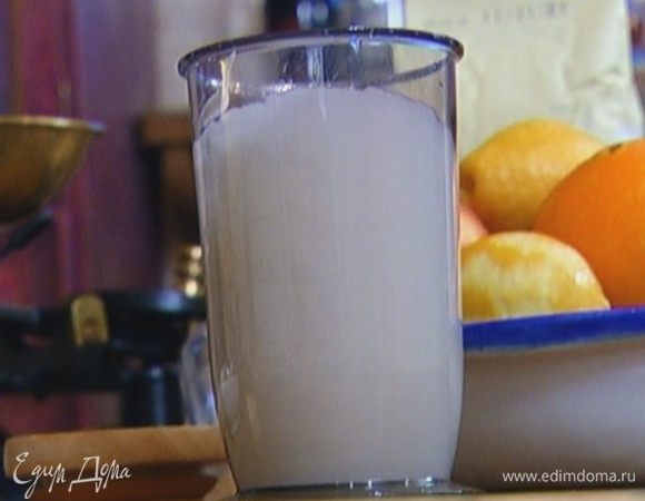 Белки слегка посолить и взбить миксером в крепкую пену.