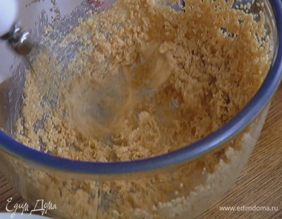 Предварительно размягченное сливочное масло соединить с сахаром и взбить миксером в однородную массу. 