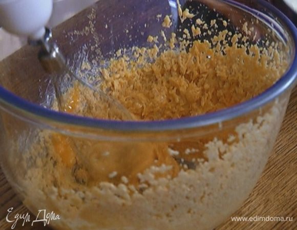 Не прекращая взбивать, по одному ввести желтки. 