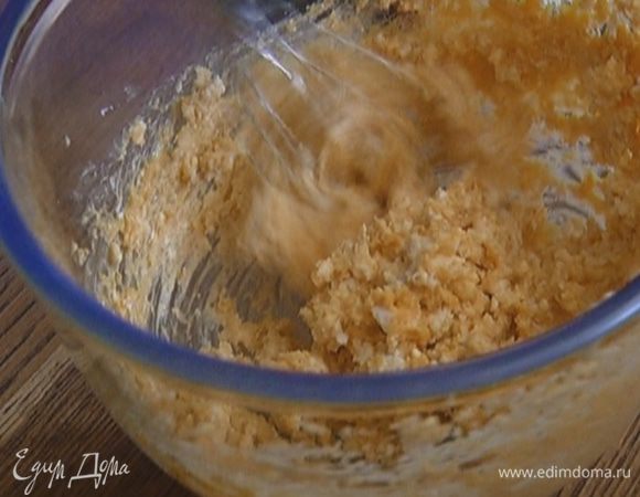 Добавить рикотту, посолить и еще немного взбить.