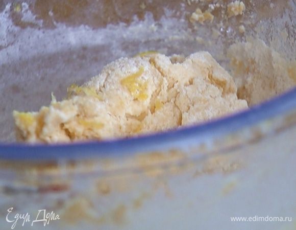 Порциями вмешать в творожную массу муку, добавить цедру и сок лимона, перемешать.