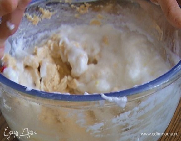 Ввести в тесто взбитые белки и еще раз перемешать.