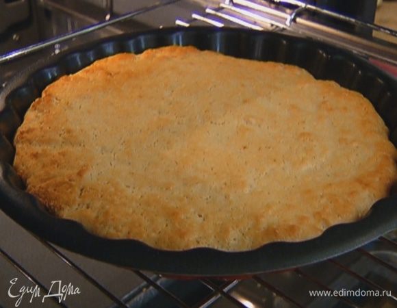 Выложить тесто в форму для выпечки, разровнять и отправить в разогретую духовку на 30 минут.