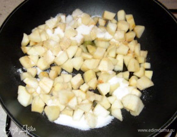 Почистить груши, нарезать на небольшие кубики. В соквороде растопить шарик сливочного масла, добавить груши, посыпать сахаром и карамелизировать на слабом огне около 10 минут, пока груши слегка не подрумянятся.