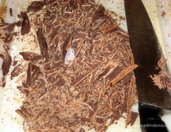 Шоколад ножом порубить на крупную крошку.

