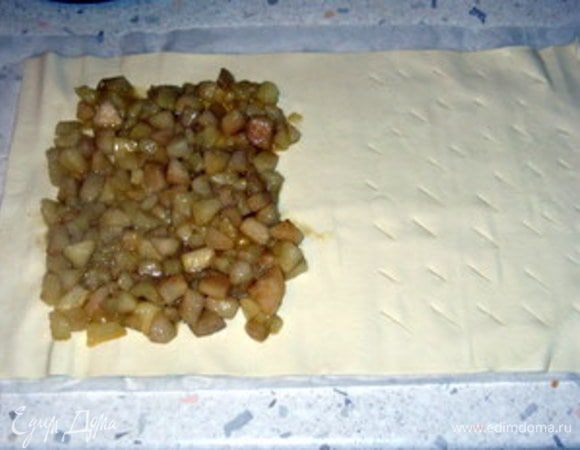 Разложить тесто прямоугольной формы.На одной половине теста сделать надрезы наискосок. На другую выложить готовые груши.

