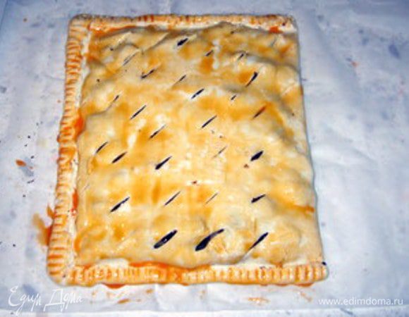 Закрыть ,защипить края, смазать яичным желтком. Запекать при 180°  около 20 минут или пока слойка не подрумянится. Остывшую слойку можно посыпать сахарной пудрой и порошком какао.