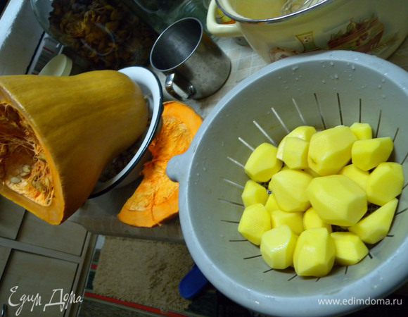 Порезать одинаково тыкву и картофель. Поджарить обычным способом.