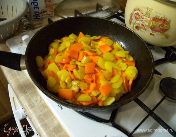 И помешивать аккуратно, не делая "пюре". Морковь если жарить с картофелем, то добавлять ее в средине готовки. 