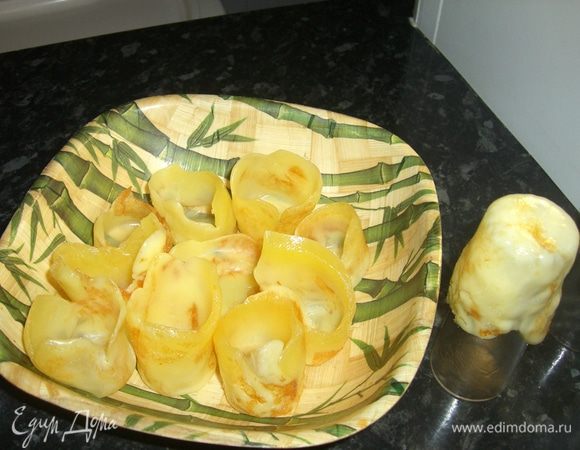 Берёшь пармезанский сыр (у нас он продаётся и в натёртом виде. Но можно и не тертый а тонко нарезанные ломтики) и сыпишь тонким слоем на небольшую горячую сковородку (кладешь на сковородку без масла). Когда сыр расплавится, снимаешь этот кругляшок и одеваешь на дно перевёрнутого стакана (в моем случае стопочка. С внешней стороны, конечно. Когда он чуть затвердеет, снимаешь и перекладываешь на холодный стакан, тк. стекло долго остывает и тормозит сам процесс. Далее можешь сделать форму приоткрытого мешочка, чуть прижимая края. И заполняешь остывший сырный мешочек чем угодно. Например, как я овощным рагу. 