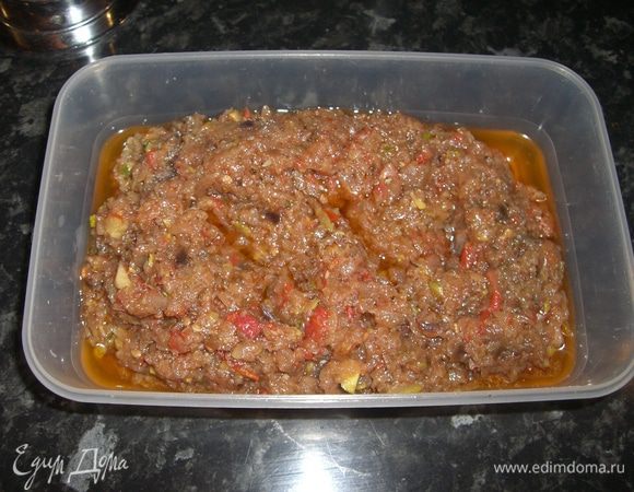 Для быстрого приготовления начинки, все измельчаем в блендере. Начиная с лука (и по очереди кладем в сковородку), обжариваем. НА чеснокодавке измельчаем чеснок и добавляем в готовое блюдо.