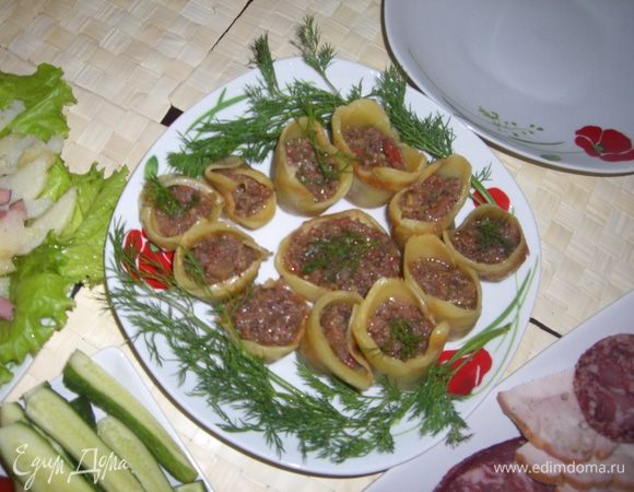 Раскладываем начинку по сырным стаканчикам. И украшаем тарелку. приятного аппетита!