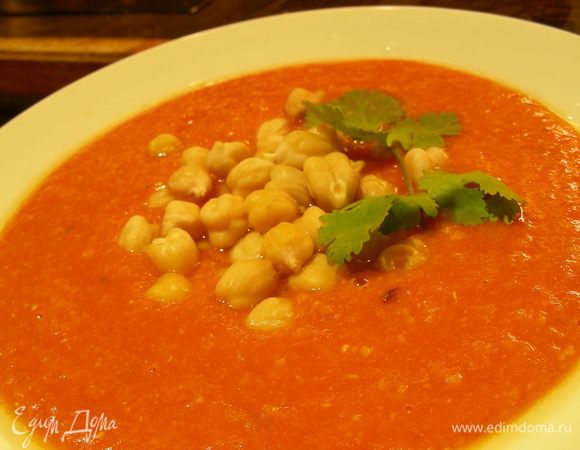 Прогреваем суп, по вкусу добавляем зелень, солим, перчим. Можно добавить йогурт или сливки. Разливаем по тарелкам и подаем. Приятного аппетита))
