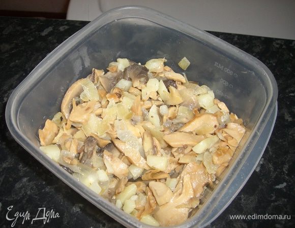 Картофель моем, чистим, нарезаем соломкой, обжариваем в масле и откладываем в миску. В оставшемся масле обжариваем репчатый лук и шампиньоны  Копченый куриный окорок или ветчину куриную копченую также нарезаем соломкой и там слегка обжариваем. 
