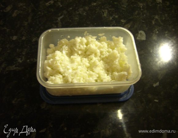 Перепелиные яйца варим, очищаем и отделяем белки от желтков. Белки измельчаем, и откладываем их в сторонку. Сыр твердых сортов натираем на крупной терке и смешиваем с измельченным чесноком. Сюда же идут наши желтки и 100 грамм майонеза.Так вот получается сырно-чесночно-желтково-майонезной масса, из которой в последствии надо будет скатать шарики.