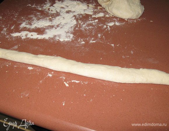 Замесить тесто из всех ингридиентов. Полученое тесто выложить на посыпанный мукой стол, разрезать на равные части,и из каждой части  скатать   колбаску,  