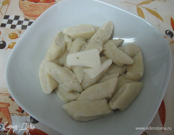 Готовые вареники выложить шумовкой в тарелку.