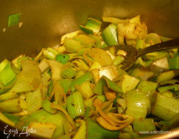 Шинкуем лук-порей, чеснок мелко режем. В кастрюле разогреваем масло и обжариваем лук, чеснок + специи и карри. Лук должен стать мягкий, а смесь ароматная. 
