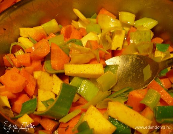 Морковь и пастернак нарезаем кубиками и добавляем в кастрюлю, обжариваем все вместе пару минут. Заливаем бульоном и варим на среднем огне до мягкости овощей. В конце добавляем томатную пасту.
