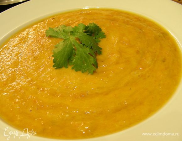 С помощью блендера делаем пюре. Добавляем кокосовое молоко. Прогреваем суп, разливаем его по тарелкам и подаем. Приятного аппетита))