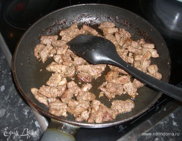 Говядину обжариваем и слегка тушим до готовности и мягкости. Остужаем.