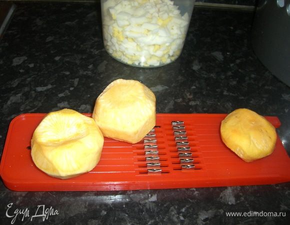 Репку трем на корейской терке (как морковку на корейский салат)