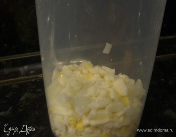 Режем яйцо соломкой, или режем их овощерезкой на сломку (так быстрее).