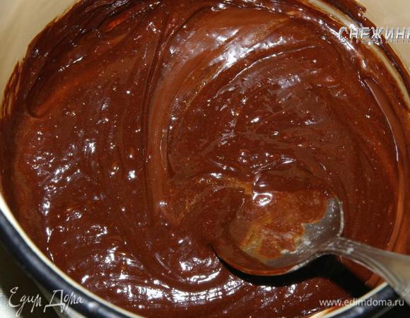 Снимаем шоколадную массу с водяной бани, размешиваем в однородную массу. Добавляем яичную массу, быстро перемешиваем.