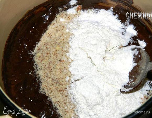 Всыпаем смешанную муку. 