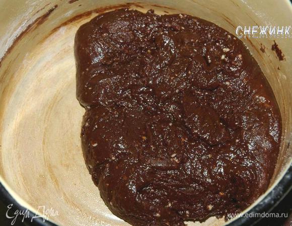 Вымешиваем тесто ложкой.