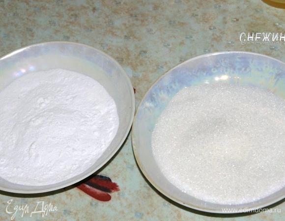 Теперь подготовим панировку. В одном блюдце сахарную пудру, в другом – сахар.