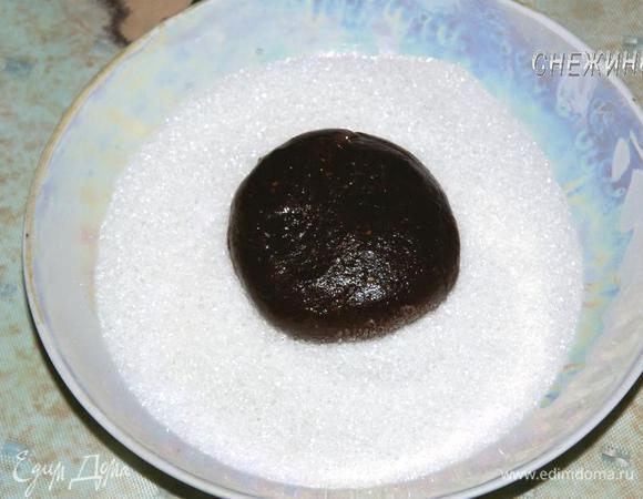 Из теста катаем шарик. Обваливаем его сначала в сахаре.