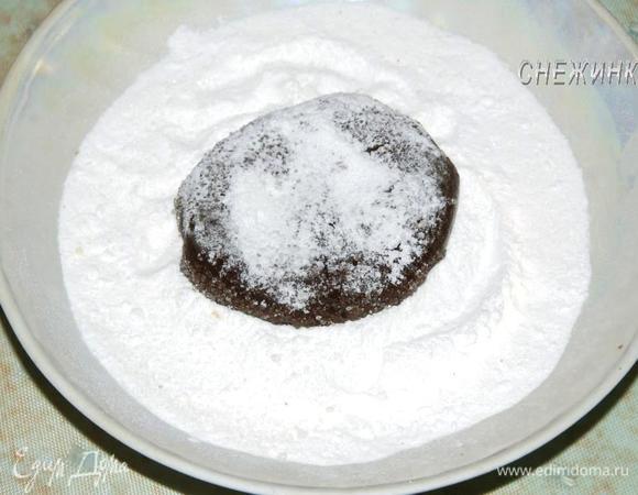 А затем – в сахарной пудре. Благодаря этому у печенья получится незатейливый интересный узор