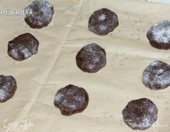 Укладываем печенье на противень, застланный пергаментной бумагой, слегка приплюснув.