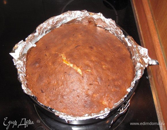 Оставшимся сливочным маслом смазать глубокую форму для выпечки, выложить тесто и отправить в разогретую духовку на 25–30 минут. (я обычно выстилаю формы фольгой и смазываю салфеткой в растительном масле: это  быстро, удобно и форма чистая)
