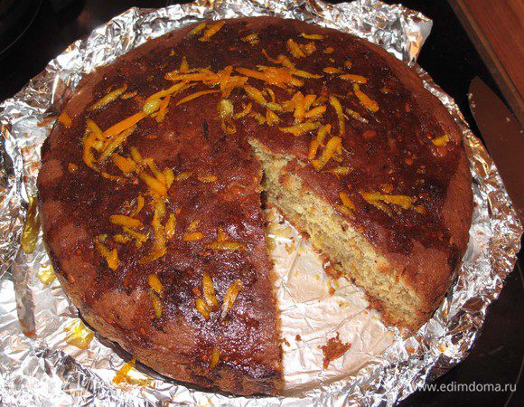 Натереть цедру второго апельсина на мелкой терке, выжать из него сок.
В небольшой кастрюле соединить цедру, сок, оставшийся сахар и прогревать до полного растворения сахара.
Готовый пирог вынуть из формы (я наколола зубочисткой, чтобы лучше впитывалось), полить горячим сиропом и посыпать фисташками (я не посыпала: у меня их не было, да и цедра очень даже нарядно выглядела)
